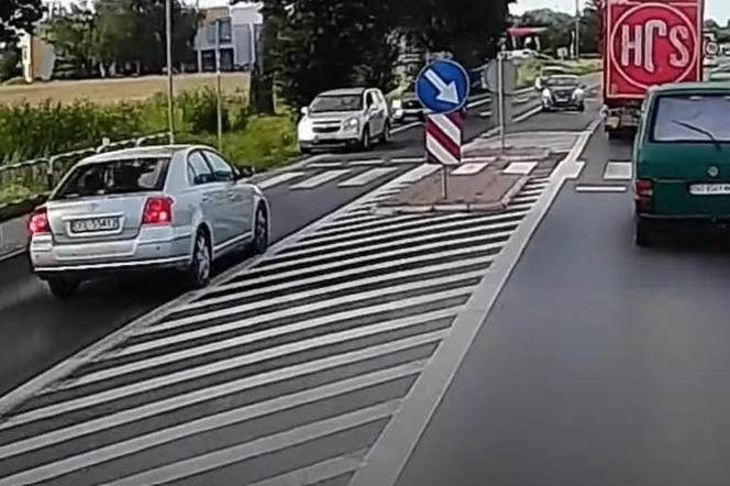 Wariat na dolnośląskiej drodze. Wyprzedzał wszystkich przez wysepkę. Z naprzeciwka jechały samochody