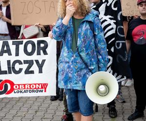 Lokatorzy z Osiedla Przyjaźń protestowali przed ratuszem: Chcemy umów z miastem, nie wysiedleń!