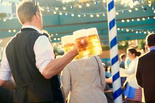 Oktoberfest w Warszawie. Bawarskie smakołyki, folkowa muzyka na żywo i tradycyjny złoty napój