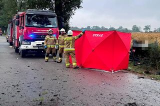 Śmiertelny wypadek pod Kutnem. Kierujący BMW dachował na prostym odcinku drogi [ZDJĘCIA]