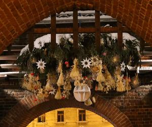 Lublin wieczorową porą. W mieście świąteczne ozdoby i hałdy śniegu. Zobacz zdjęcia!