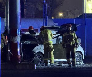  Warszawa: Samochód staranował stację benzynową na Radzymińskiej. Ewakuacja, są ranni