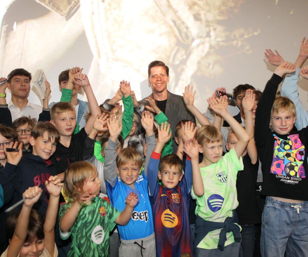 Wojciech Szczęsny z dziećmi na premierze filmu o sobie
