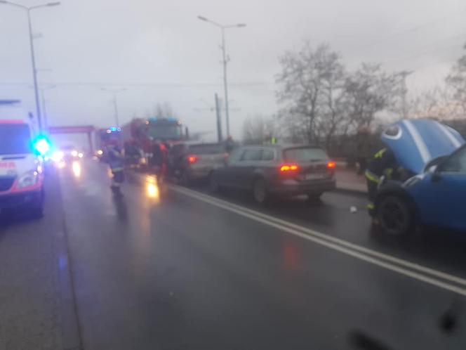 Wypadek na wiadukcie obok Zawiszy w Bydgoszczy! [ZDJĘCIA]