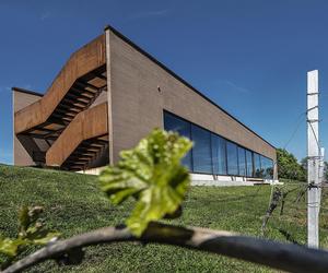 VINO. TAKE w Bad Loipersdorf (Austria) – Europejska Fasada Roku w kategorii specjalnej „Stunned by Texture, przeznaczonej dla obiektów, na których fasadzie zastosowano kreatywne struktury z użyciem tynku modelowanego Baumit CreativTop