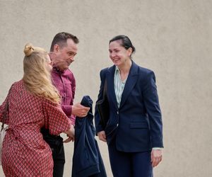 Na Wspólnej odc 4089. Renata (Marta Jankowska), Sławek (Mariusz Słupiński), urzędniczka (Katarzyna Dworak)