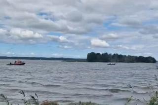 Trzy osoby zginęły w czasie szkwału na jeziorze Niegocin. Znaleziono jedną z łodzi [ZDJĘCIA]