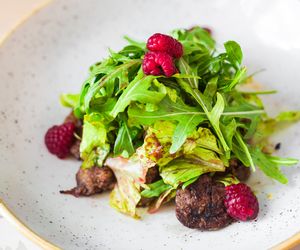 Wątróbka drobiowa z malinami serwowana na sałacie: przepis