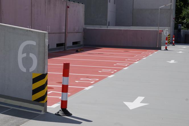 Wielopoziomowy parking na ul. Grunwaldzkiej już działa. Pomieści aż 570 aut [ZDJĘCIA]