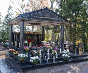 Tego grobu nikt się nie spodziewał! Zadaszenie, stół i krzesła na cmentarzu w Poznaniu