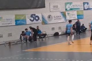 Trener spoliczkował młodego zawodnika podczas meczu. To miało być motywacyjne klepnięcie. Wszystko się nagrało! 