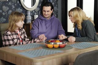 Barwy szczęścia odc. 2840. Herman (Maciej Raniszewski), Malwina (Joanna Gleń), Emilka (Jessica Frankiewicz)