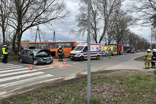 Dramat pod Legionowem. Autobus z dziećmi roztrzaskał się o drzewo. Są ranni