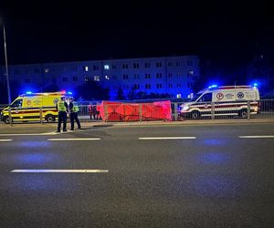 Makabryczny wypadek na Mokotowie. Motocyklista zderzył się z autem i wpadł na parking