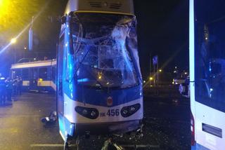 13 osób z obrażeniami, 7 w szpitalu - w Czyżynach autobus zderzył się z tramwajem
