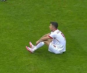 Robert Lewandowski nagle upadł na murawę. Utykał schodząc z boiska! To się nie dzieje