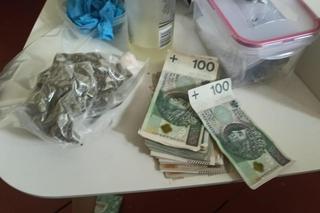 W mieszkaniu 33-latka policjanci zabezpieczyli 1,5 kg narkotyków. Część z nich była ukryta w zamrażarce