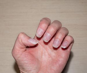 Wsmaruj w zniszczone paznokcie po hybrydzie, a będą twarde i odżywione. Odratujesz je po manicure. Naturalna odżywka do paznokci