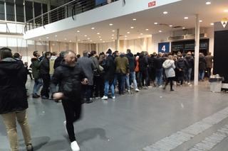 Kibice Djurgårdens IF oczekujący na mecz z Lechem Poznań na MTP