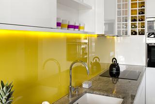 Żółte szkło w białej kuchni