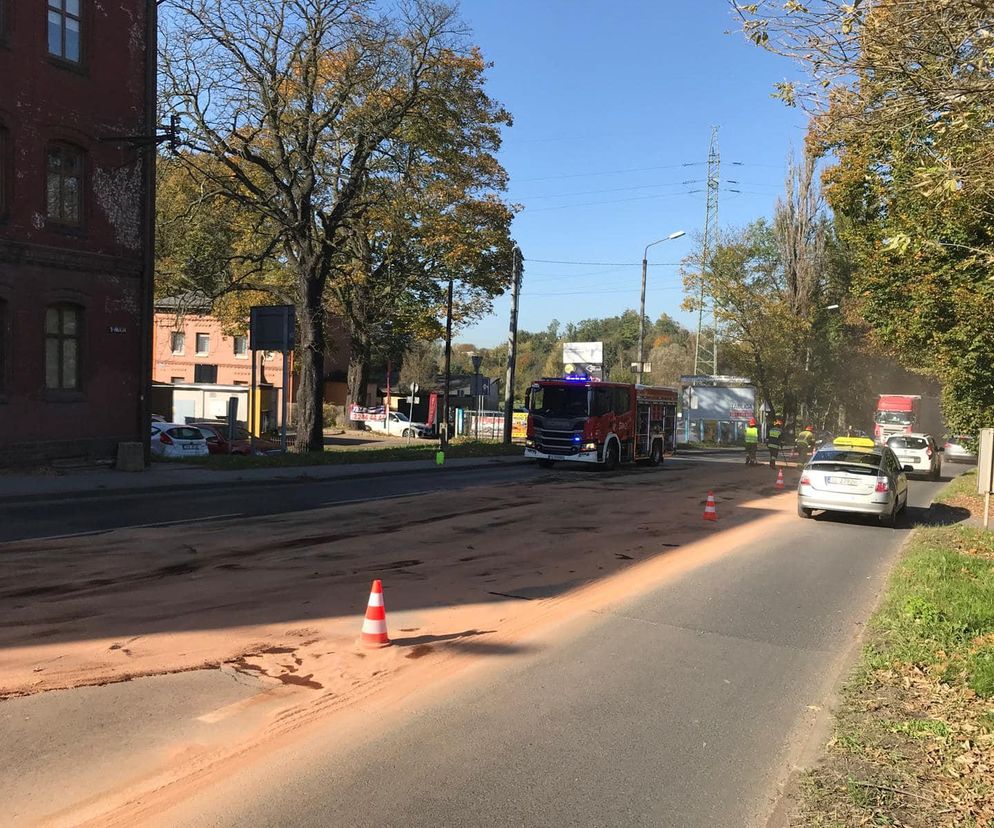 Na drogę wylało się paliwo. Są utrudnienia