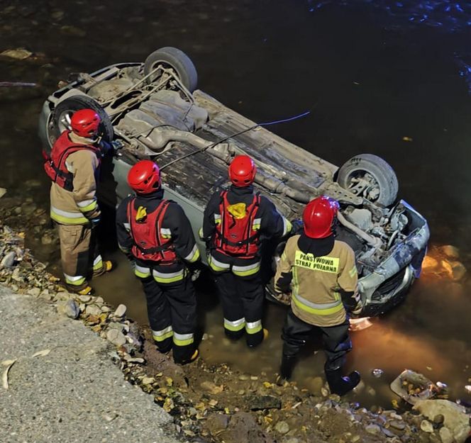 Krosnowice. 29-latek nie zauważył, że powódź porwała most. Wjechał autem do rzeki Biała Lądecka [ZDJĘCIA]