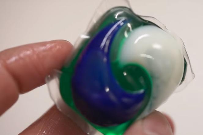 Zjadł 3 kapsułki do prania - tak wyglądał jego przełyk po #tidepodchallenge