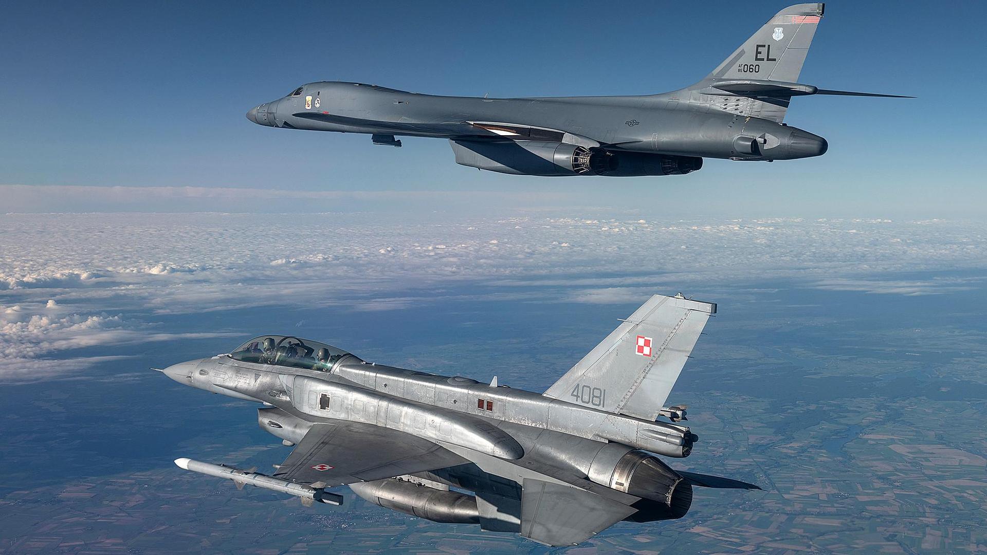 Bombowiec B-1B w twarzystwie polskiego F-16C Jastrząb
