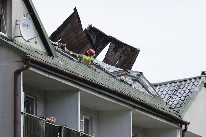 Blok przy ul. Powstańców w Ząbkach po pożarze