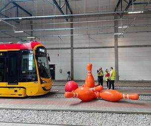 Grają tramwajem w kręgle! Niezwykłe zawody motorniczych w Warszawie
