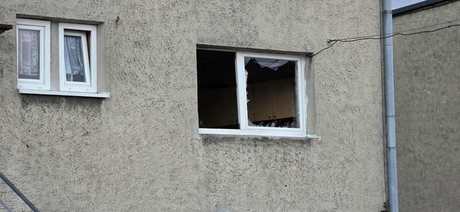 Szyby wyleciały z okien! Potężny wybuch gazu w domu wielorodzinnym