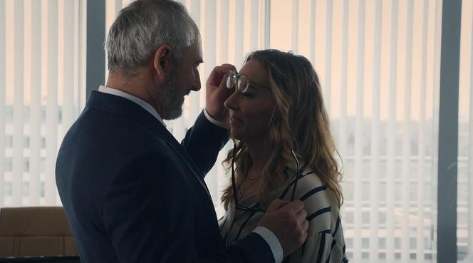 M jak miłość odc. 1735 po wakacjach. Adam Werner (Jacek Kopczyński), Sylwia (Hanna Turnau)
