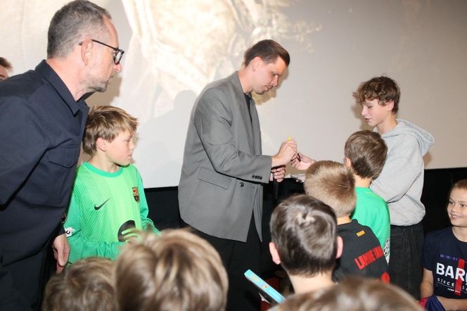 Wojciech Szczęsny z dziećmi na premierze filmu o sobie
