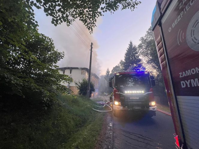 Dramatyczny pożar na Dolnym Śląsku. Mężczyzna ewakuowany przez okno, budynek doszczętnie zniszczony
