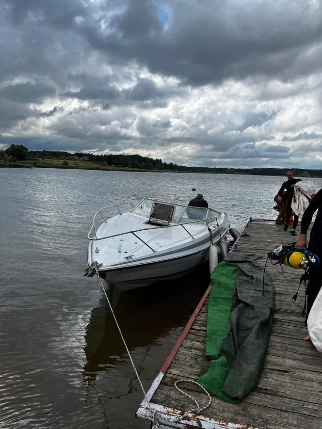 Tonęła łódka w Jeziorze Tarnobrzeskim. Strażacy musieli przerwać akcję [FOTO]