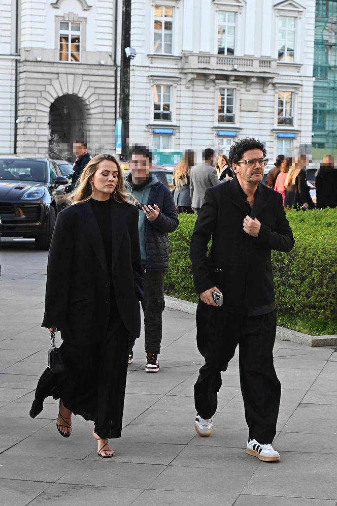 Kuba Wojewódzki z partnerką  na premierze "Hamleta"