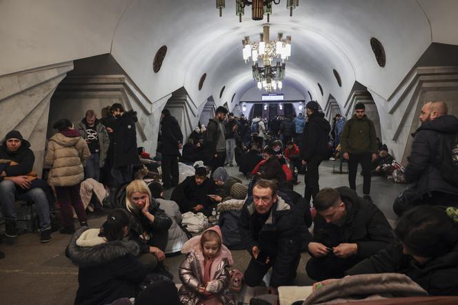 Wojna Rosja-Ukraina: ludzie chowają się w szkołach i na stacjach metra. Poruszające zdjęcia [GALERIA]