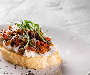 Ubita feta z oliwkową salsą to idealny pomysł na przekąskę. Zdrowy dip zasmakuje każdemu