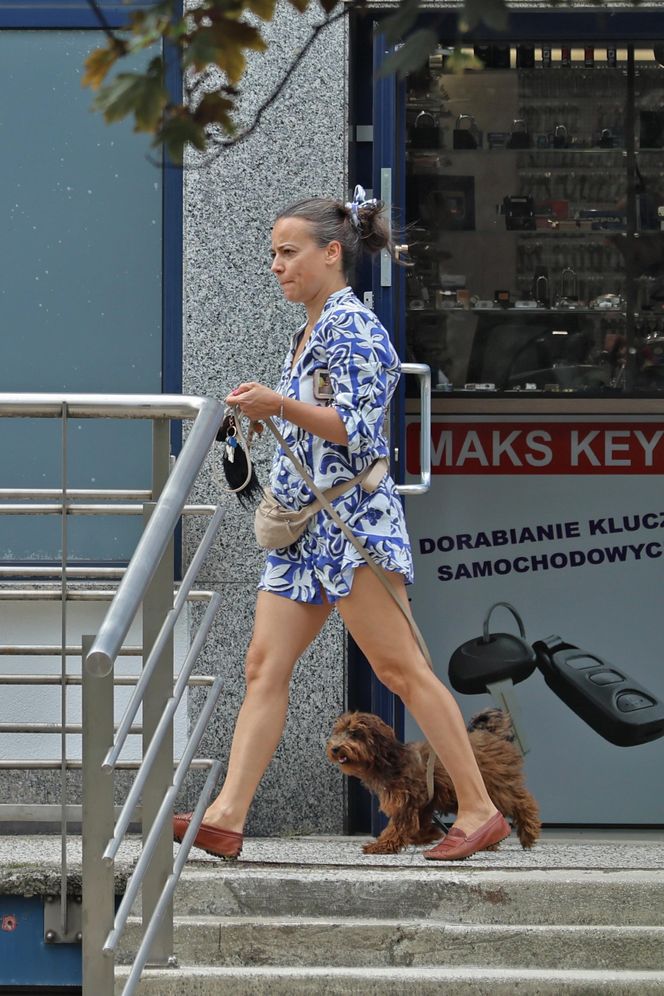 Anna Mucha nawadnia psa