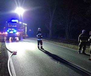 Na DK 63 auto stanęło w płomieniach po zderzeniu z innym samochodem