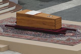 Pogrzeb Benedykta XVI.  Trumna z papieżem w grobie w Grotach Watykańskich