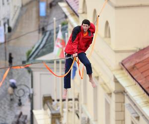   Urban Highline Festival 2023 w Lublinie. Slacklinerzy robią cuda na linach!