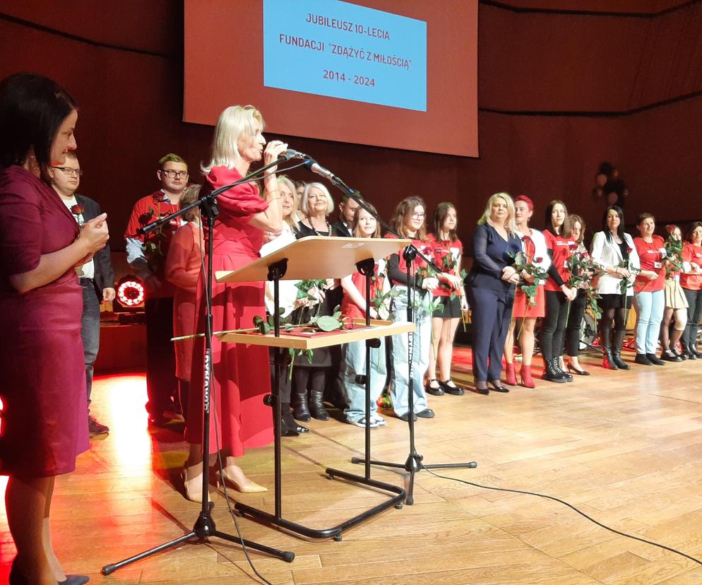 Wolontariusze oraz prezes i wicepres Fundacji Zdążyć z Miłością podczas gali jubileuszowej w Filharmonii Koszalińskiej