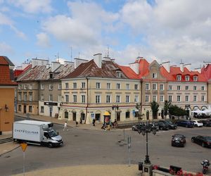 Nieistniejąca już ul. Szeroka przebiegała przez środek dzisiejszego placu Zamkowego 