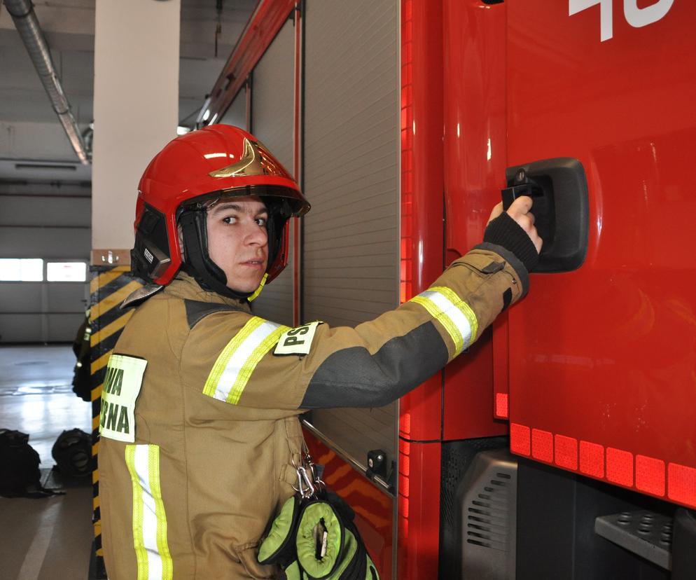 Artur Płatek, strażak ze Skarżyska uratował kobietę w czasie pożaru