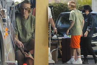Justin Bieber ubiera spodnie przed paparazzimi! [GALERIA] Pracował przy sesji Drew House