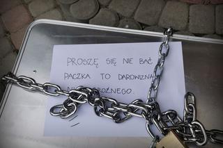 Podrzucono skrzynię pod drzwi domu dziecka. W środku 100 tys. zł