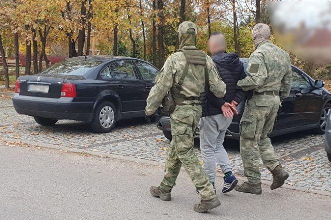 Pościg za przemytnikiem papierosów. Auto było uzbrojone w wyrzutnię kolców 