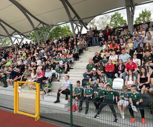Kibice na otwarciu stadionu w Starachowicach