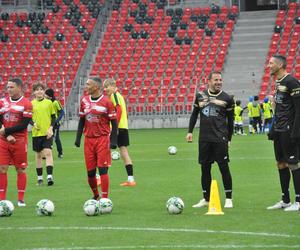 W Tychach grają gwiazdy światowego futbolu. Najpierw był pokazowy trening z młodzieżą